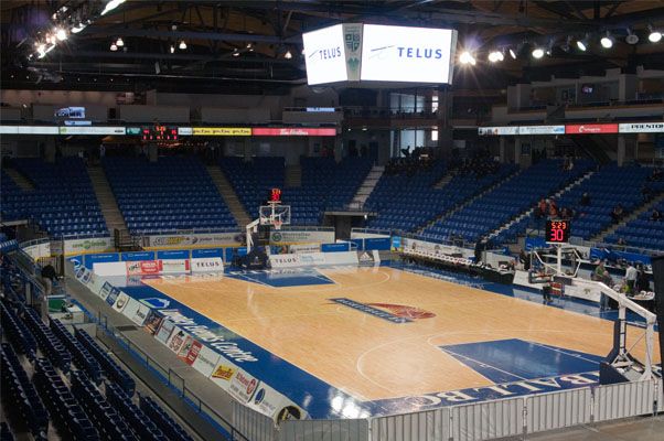 Quadra de basquete em uma arena