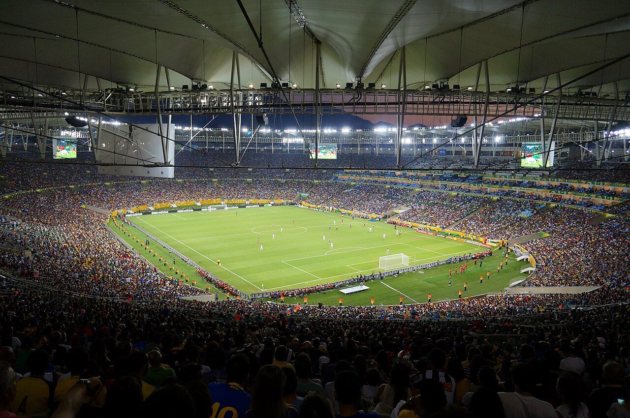 Torcida e campo no Maracanã